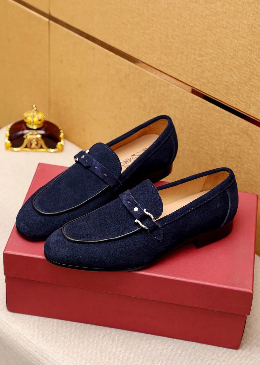 Men's shoes 💰460 💐 Product trademark: Ferragamo "Ferragamo" casual leather shoes Regular size: 38-44 (45.46.47🉑️Customized) Product materials: Selected imported first-layer frosted calfskin upper + luxury hardware buckle, imported water-dyed cow leather lining. Strong three-dimensional visual effect, original outsole color: 2 colors available